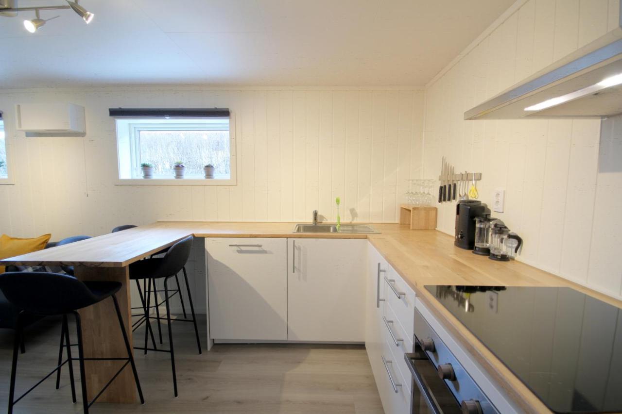 Spacious Two Bedroom Basement Apartment Флом Екстер'єр фото